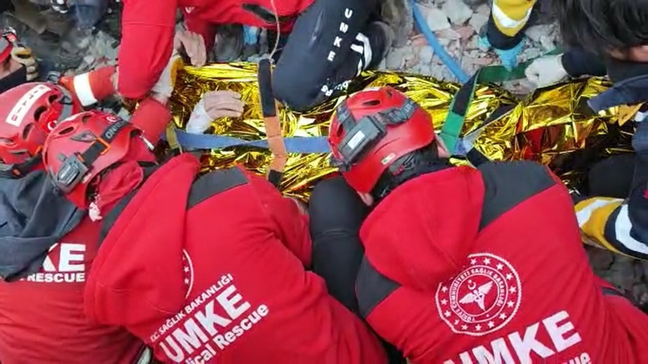 Adıyaman’da 129’uncu saatte enkazdan sağ kurtarıldı