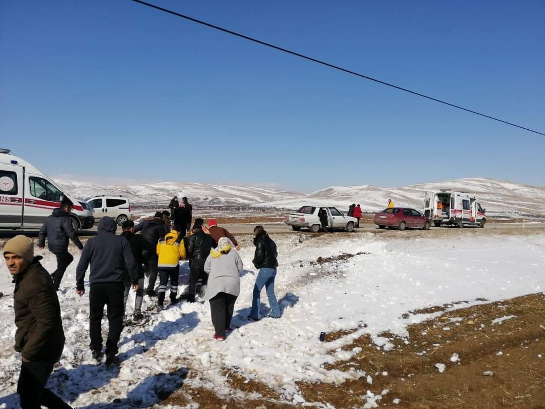 Şarampole devrilen otomobilde 5 kişi yaralandı.