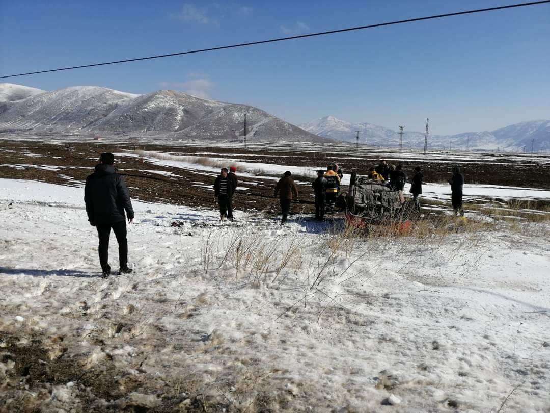 Şarampole devrilen otomobilde 5 kişi yaralandı.