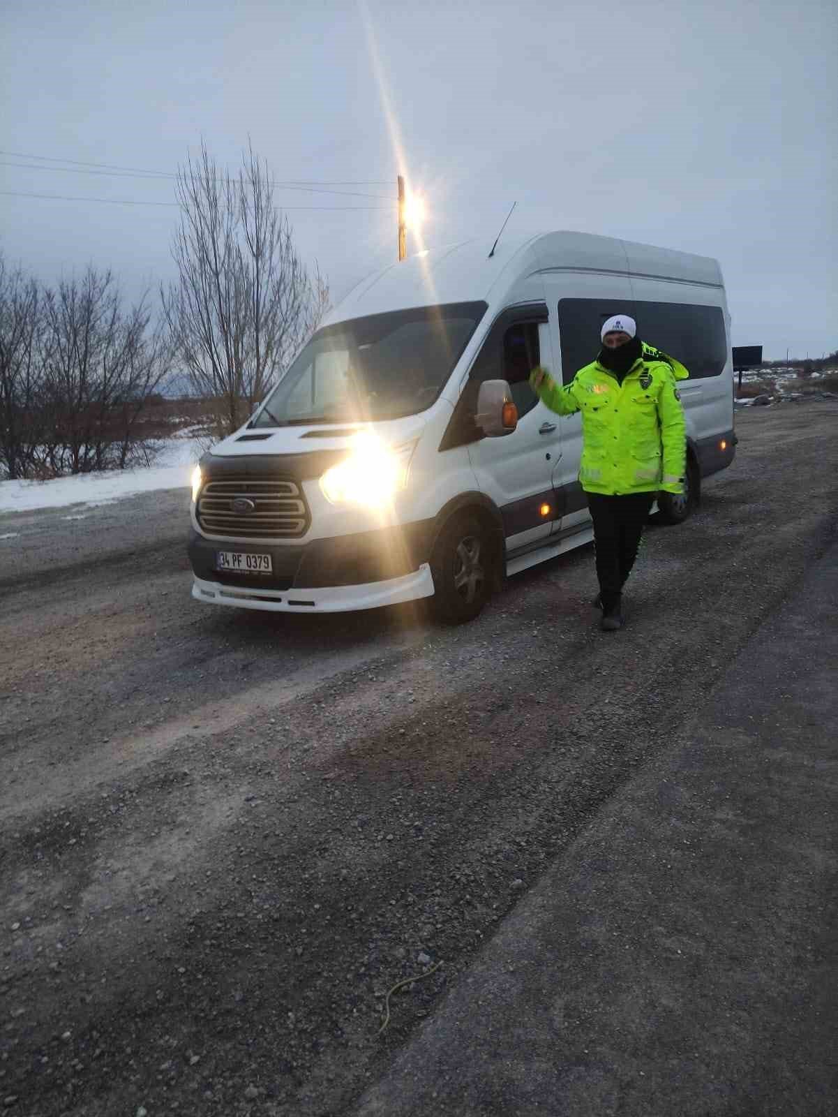 Polis ekiplerinden görenlerin içini ısıtan davranış