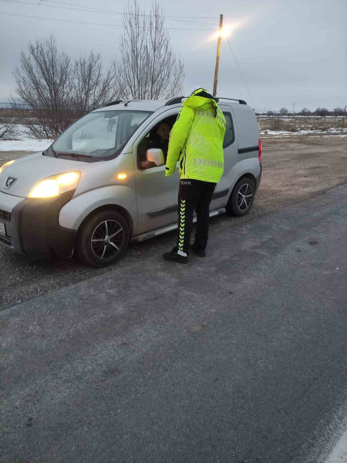 Polis ekiplerinden görenlerin içini ısıtan davranış