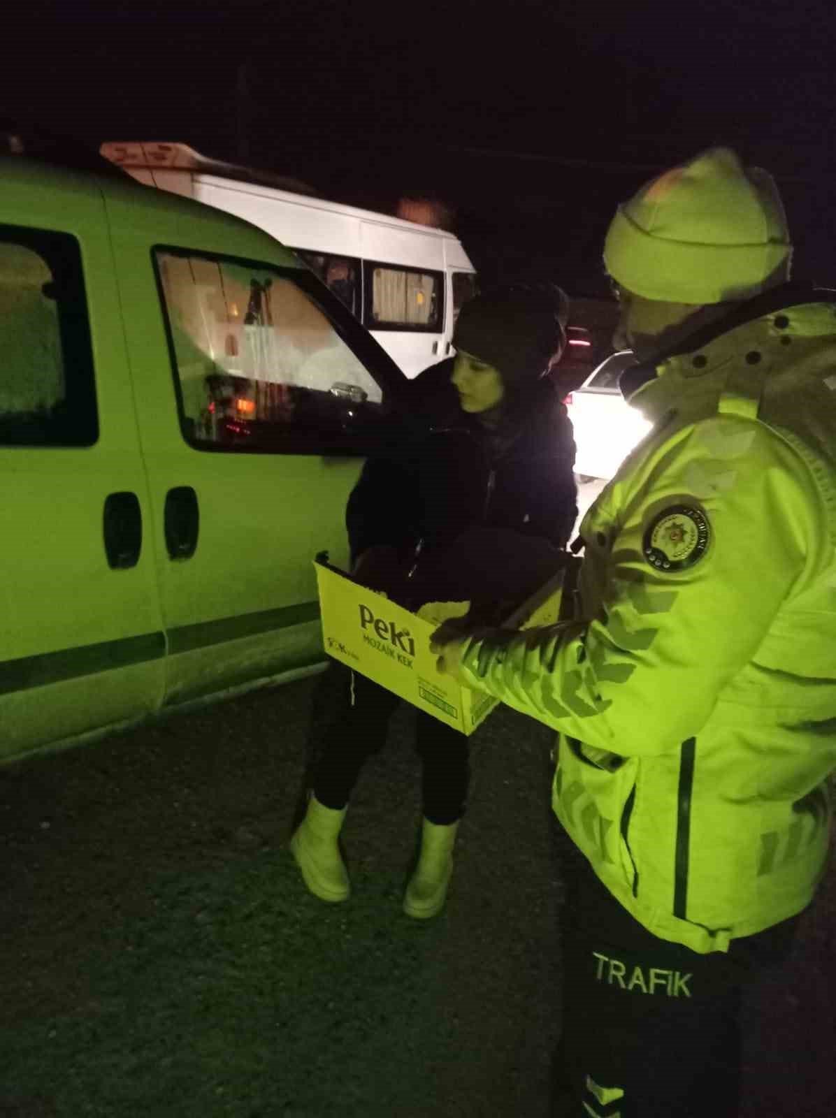 Polis ekiplerinden görenlerin içini ısıtan davranış