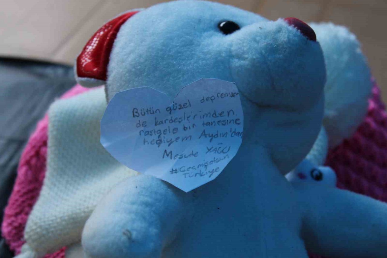 Yardım kolisinden çıkan not duygulandırdı