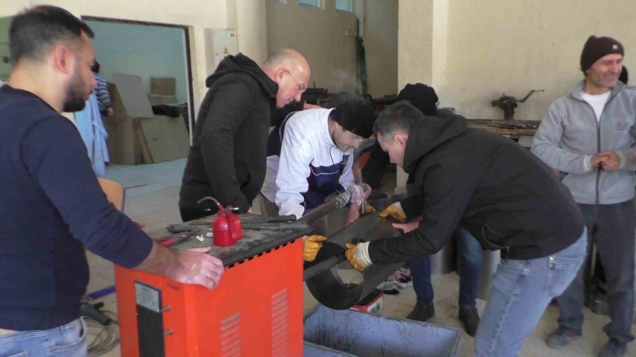 Nazilli’de meslek lisesiler depremzedeler için ünlü Bozdoğan sobası üretiyor