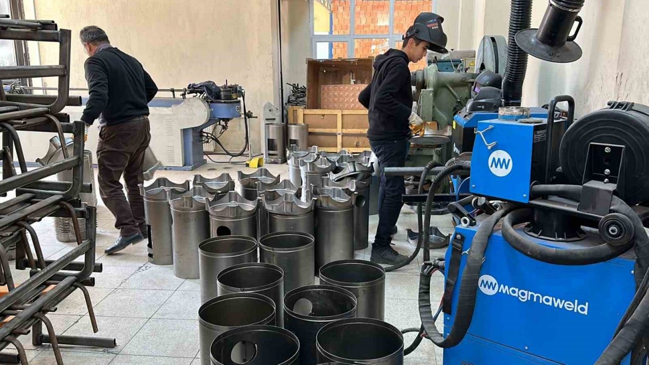 Nazilli’de meslek lisesiler depremzedeler için ünlü Bozdoğan sobası üretiyor