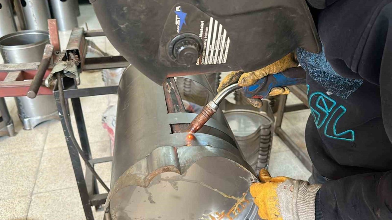 Nazilli’de meslek lisesiler depremzedeler için ünlü Bozdoğan sobası üretiyor