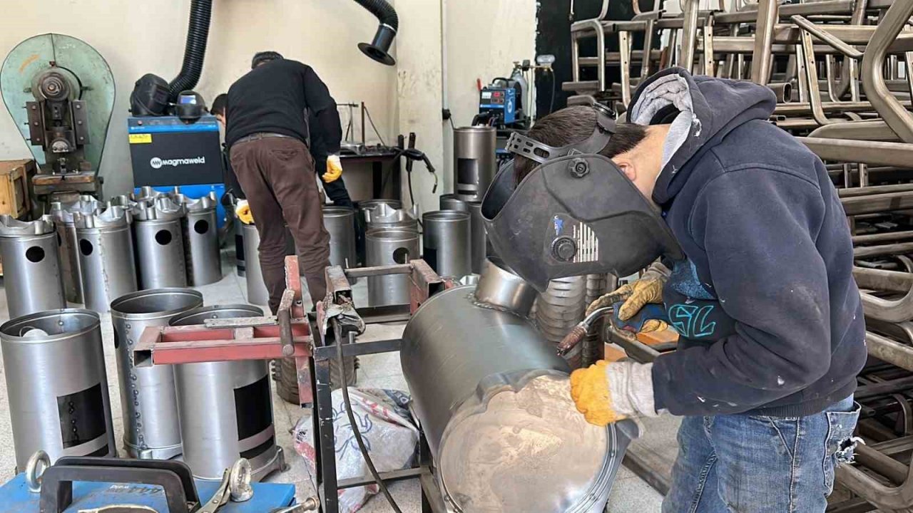 Nazilli’de meslek lisesiler depremzedeler için ünlü Bozdoğan sobası üretiyor