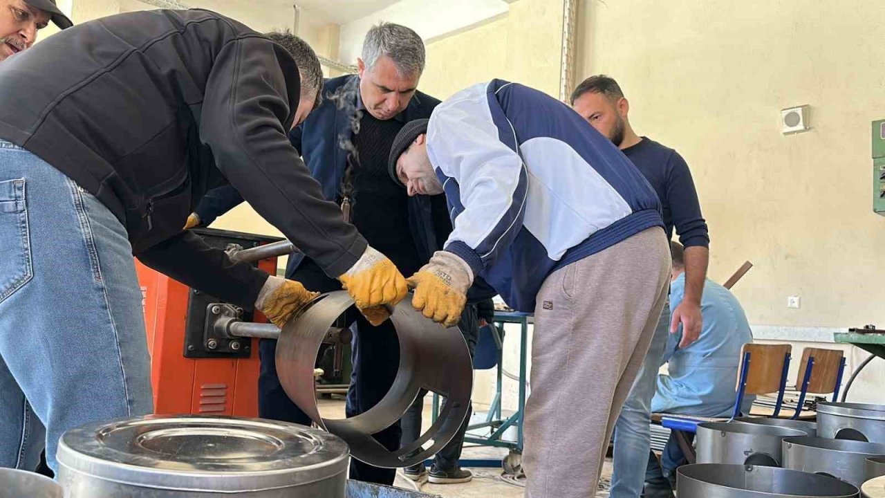 Nazilli’de meslek lisesiler depremzedeler için ünlü Bozdoğan sobası üretiyor