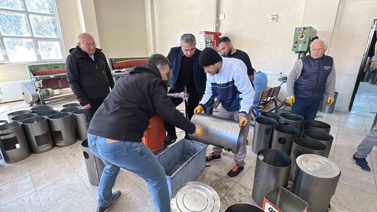 Nazilli’de meslek lisesiler depremzedeler için ünlü Bozdoğan sobası üretiyor