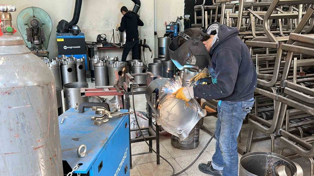 Nazilli’de meslek lisesiler depremzedeler için ünlü Bozdoğan sobası üretiyor