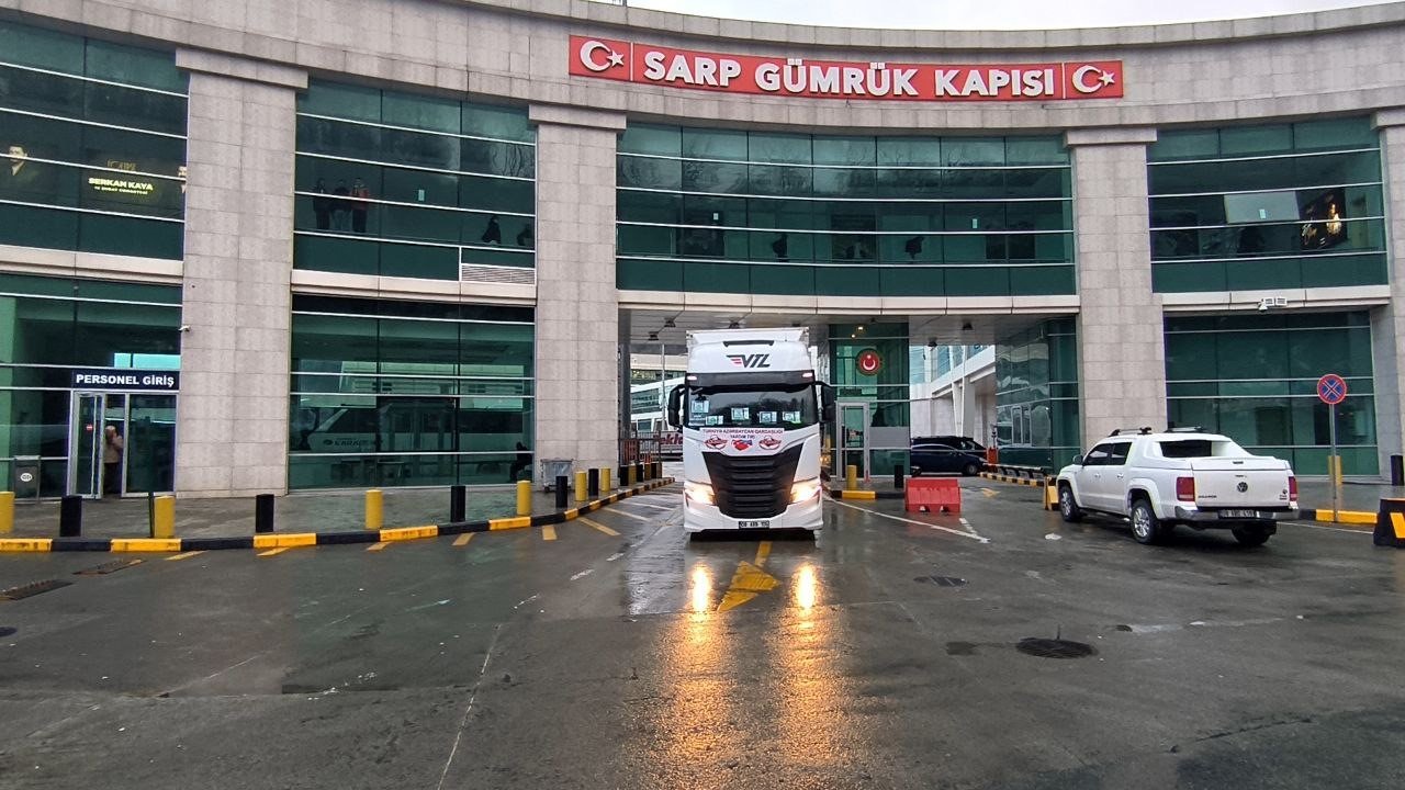 Azerbaycan ve Gürcistan’dan deprem bölgesine 80 tır yardım