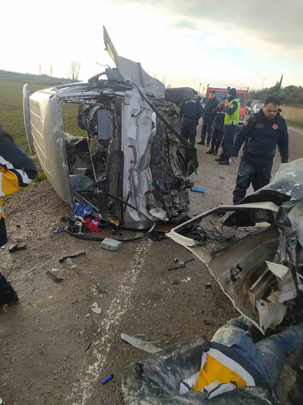 Minibüsle otomobil çarpıştı: 3 ölü 7 yaralı