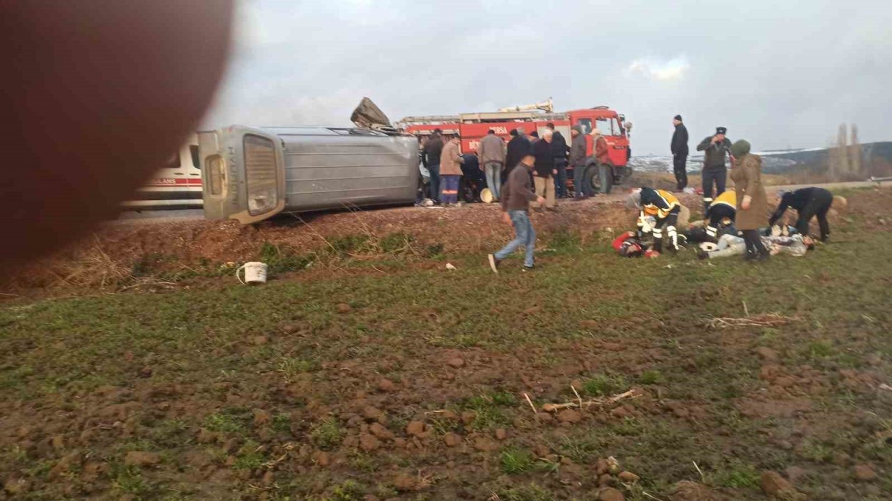 Minibüsle otomobil çarpıştı: 3 ölü 7 yaralı