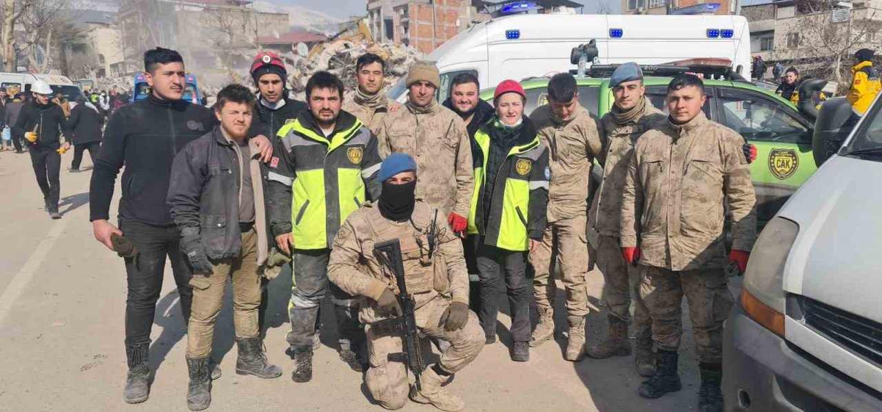 Canik ekibi 129 saat sonunca enkazdan çocuk kurtardı