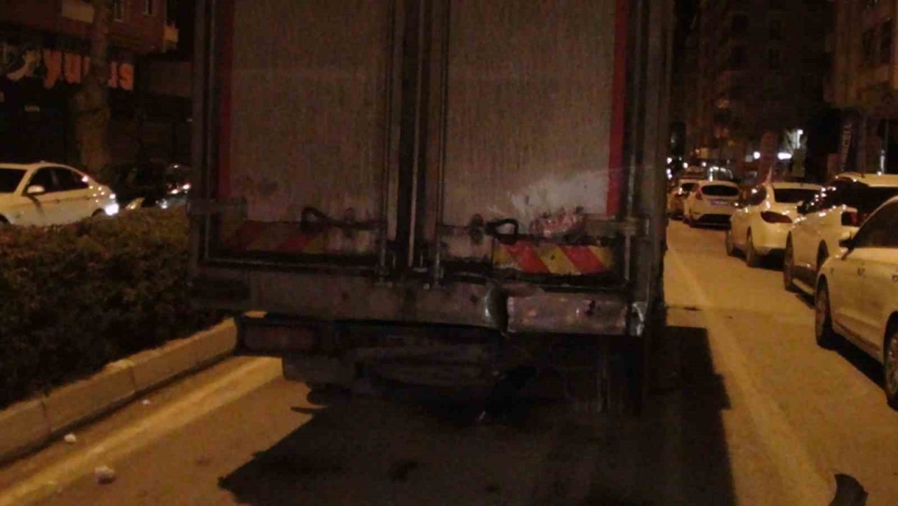 Ağır yaralı sürücü hastaneye sevk edilirken arabasını sayıkladı