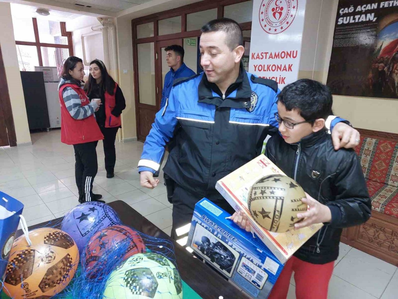 Kastamonu Emniyet Müdürlüğünden depremzedelere destek