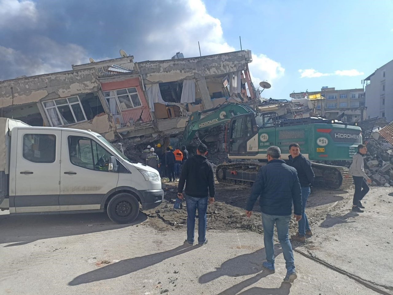 Deprem bölgesine iş makineleriyle destek veriyorlar