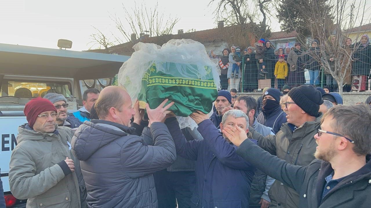 Depremde hayatını kaybeden astsubay ve ailesi toprağa verildi