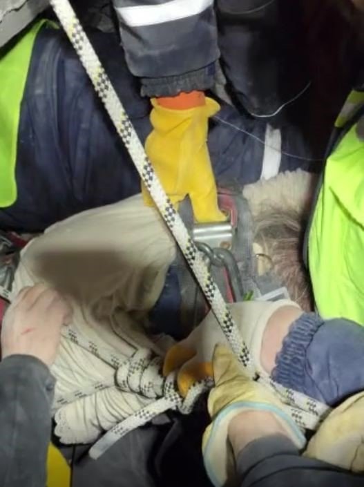 Tunceli AFAD ve Makedon ekip, 114 saat sonra depremzedeyi enkazdan canlı çıkardı