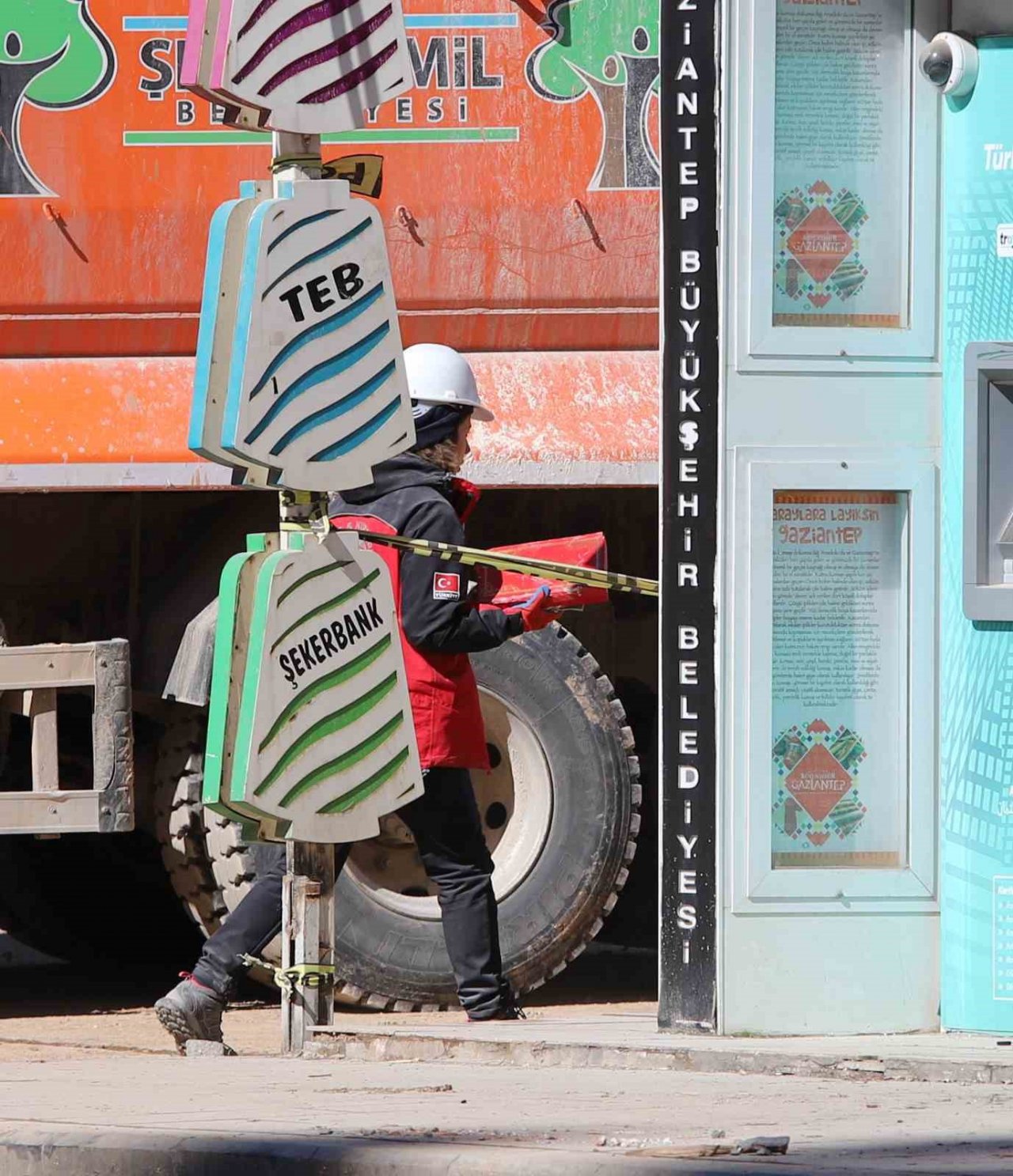Enkazlarda ekiplerin kıymetli eşya hassasiyeti