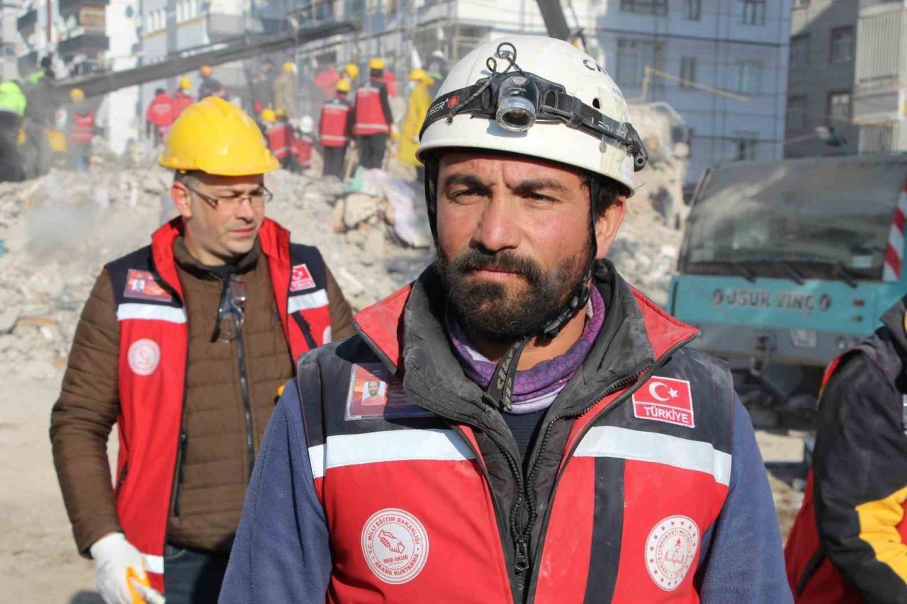 Ezan okunurken uluyan köpek ve yavruları, sesi fark eden görevlilerce enkazdan kurtarıldı