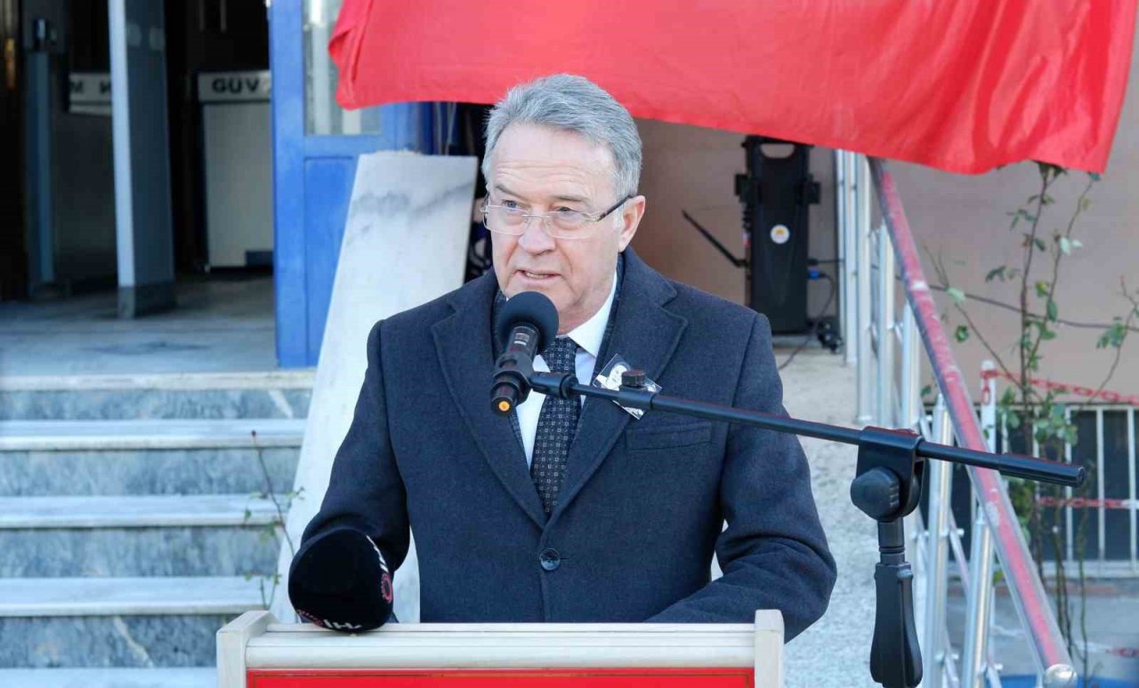 Enkaz altında kalan polis anne ve kızı gözyaşlarıyla uğurlandı