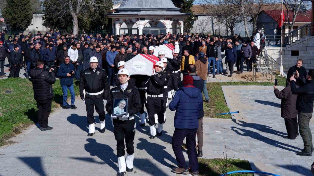 Enkaz altında kalan polis anne ve kızı gözyaşlarıyla uğurlandı