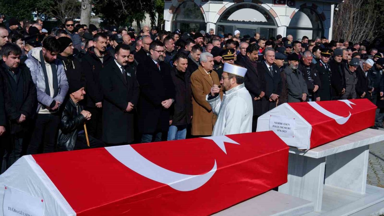 Enkaz altında kalan polis anne ve kızı gözyaşlarıyla uğurlandı