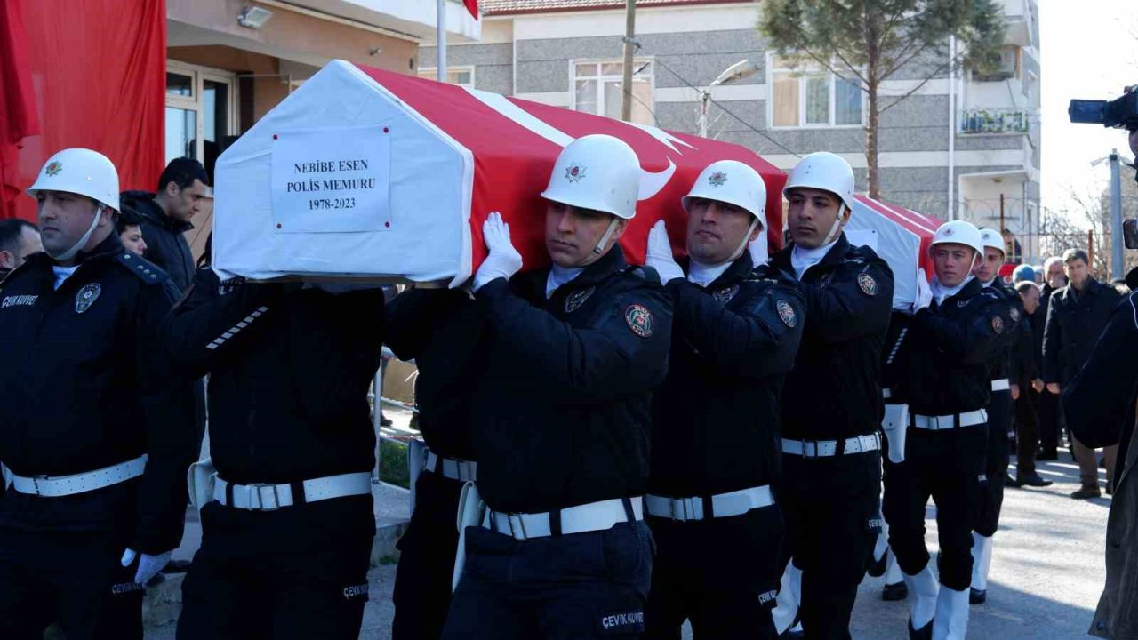 Enkaz altında kalan polis anne ve kızı gözyaşlarıyla uğurlandı