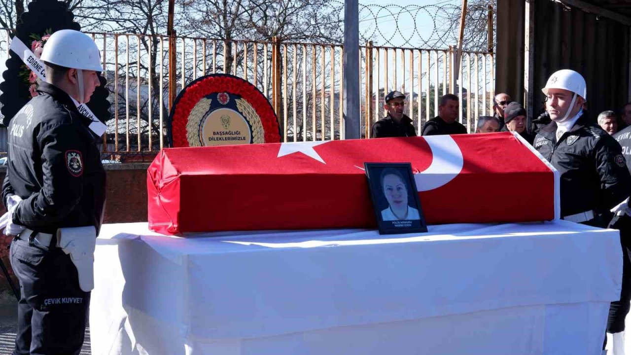 Enkaz altında kalan polis anne ve kızı gözyaşlarıyla uğurlandı