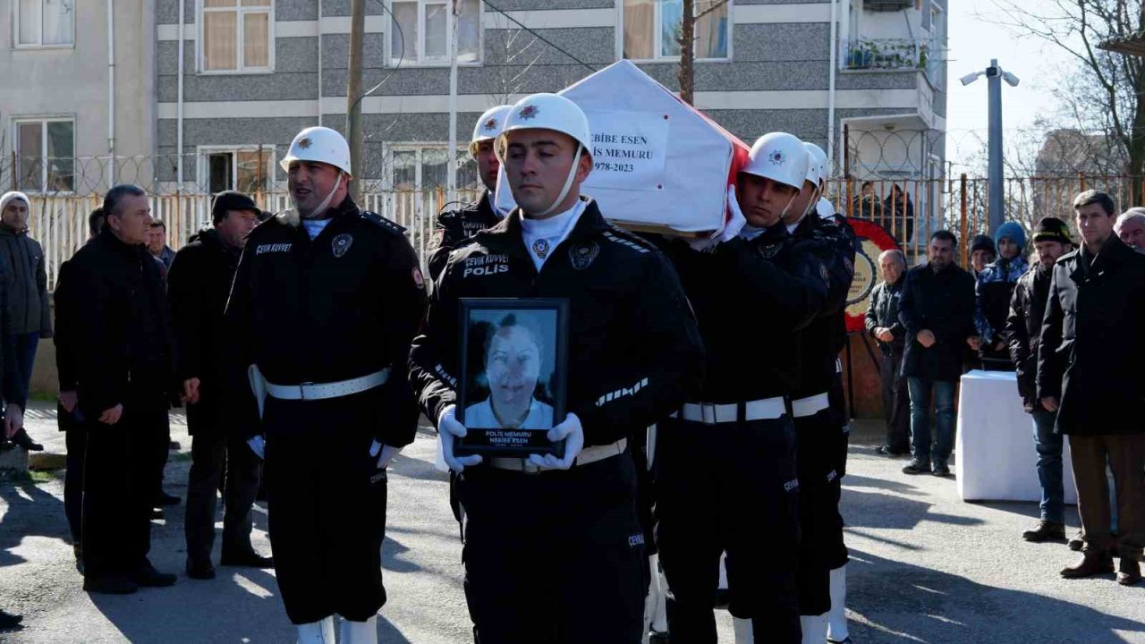 Enkaz altında kalan polis anne ve kızı gözyaşlarıyla uğurlandı