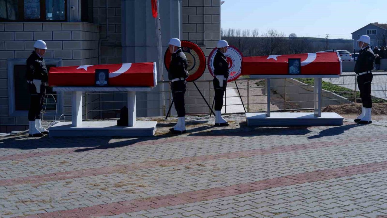 Enkaz altında kalan polis anne ve kızı gözyaşlarıyla uğurlandı