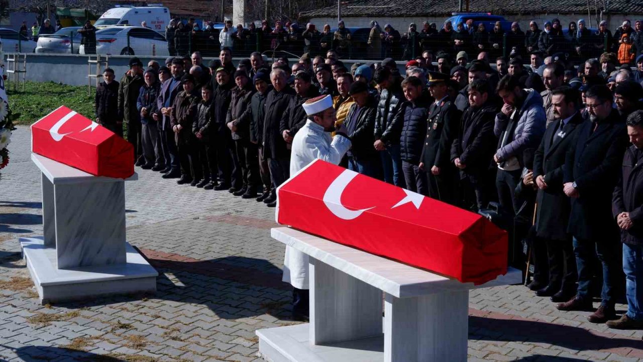 Enkaz altında kalan polis anne ve kızı gözyaşlarıyla uğurlandı