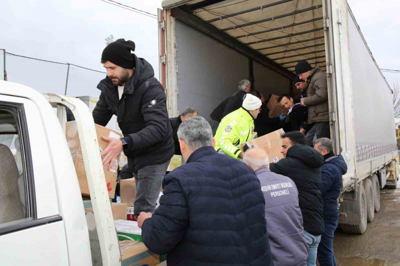 Emniyet müdürlüğü ekipleri 1 tır yardım malzemesi yolladı
