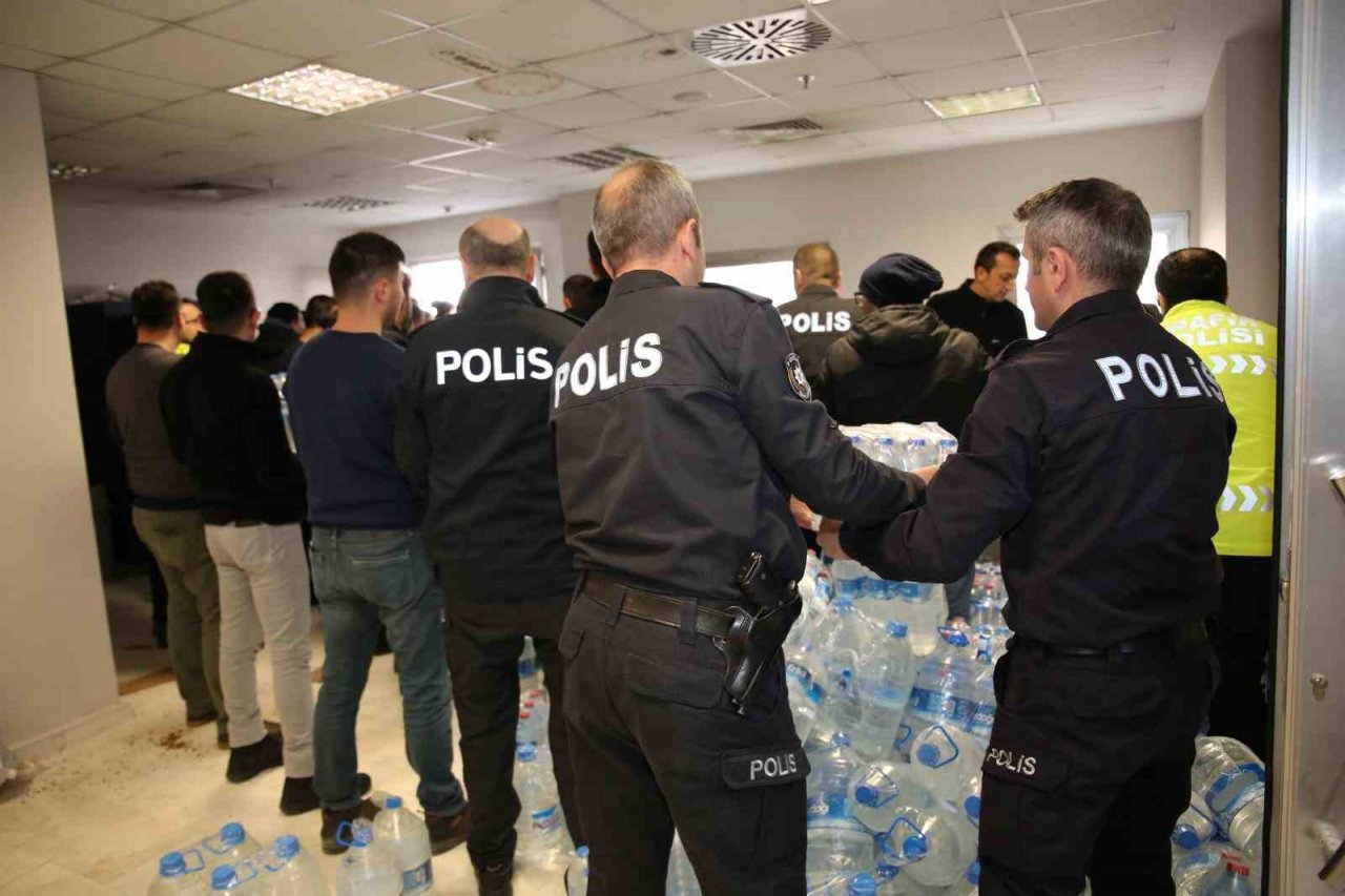 Emniyet müdürlüğü ekipleri 1 tır yardım malzemesi yolladı