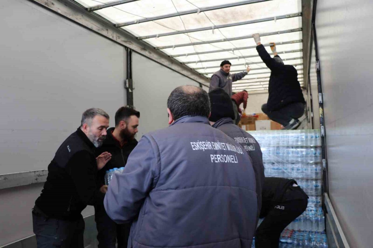Emniyet müdürlüğü ekipleri 1 tır yardım malzemesi yolladı