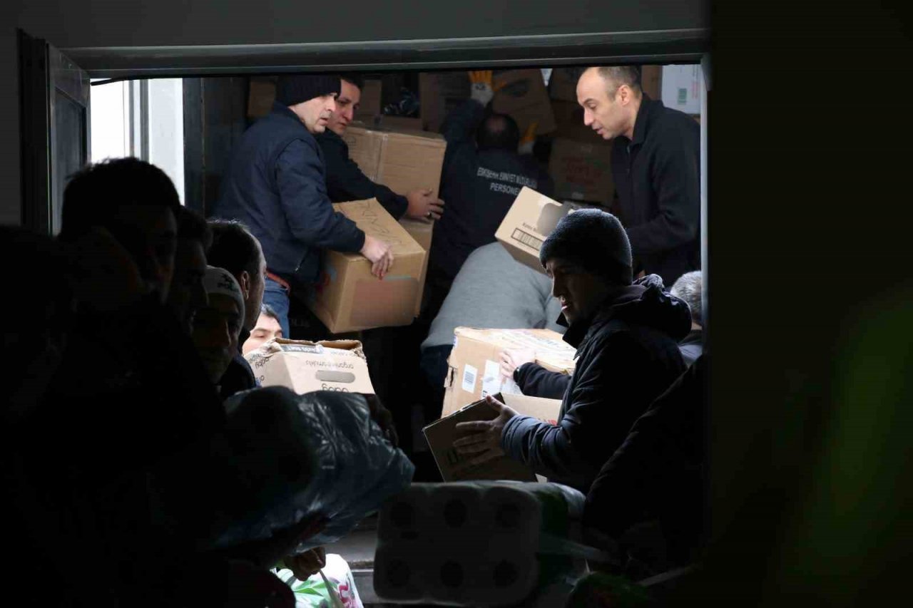 Emniyet müdürlüğü ekipleri 1 tır yardım malzemesi yolladı