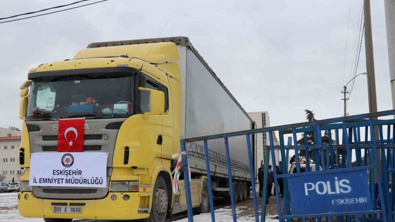 Emniyet müdürlüğü ekipleri 1 tır yardım malzemesi yolladı