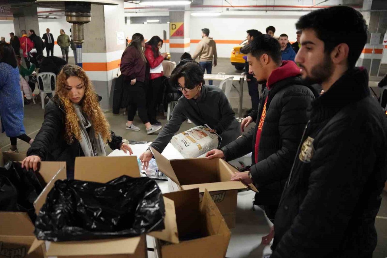 Nef Stadyumu’nda yardım toplama çalışmaları sürüyor