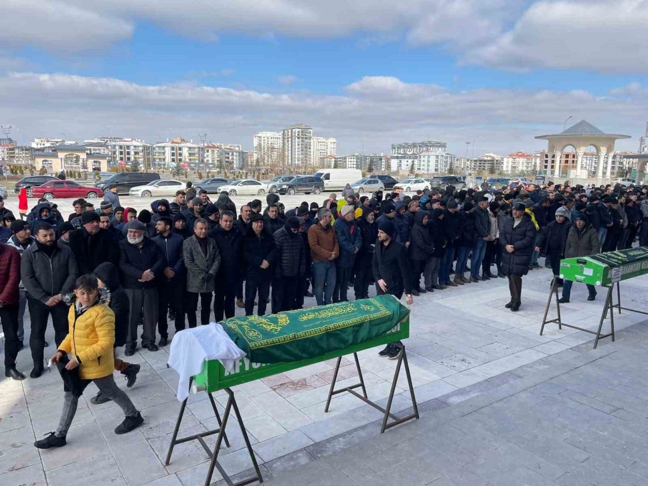 Enkaz altında kalan öğretmenin cenaze namazını imam olan ağabeyisi kıldırdı