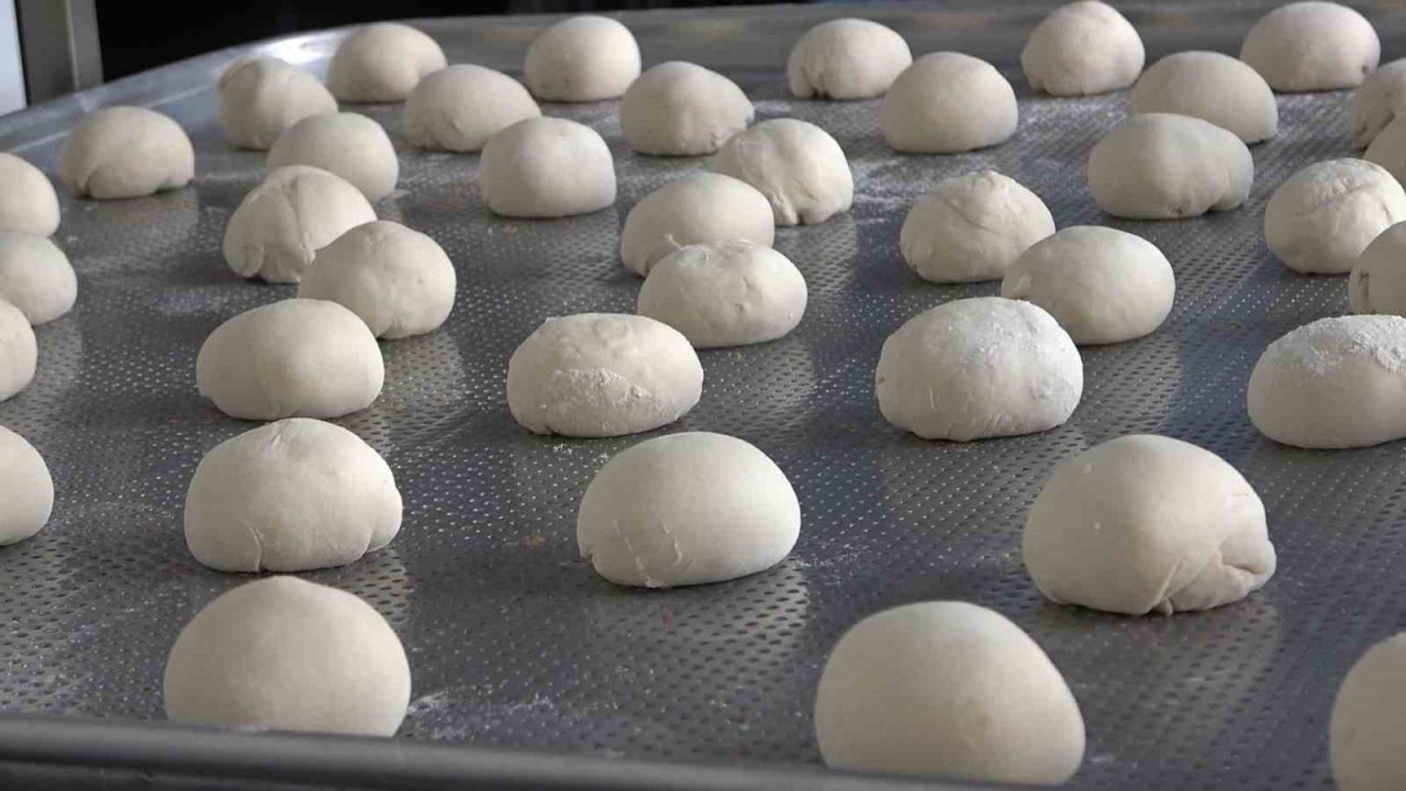 Deprem nedeniyle eğitime ara verilen okullar depremzedeler için ekmek üretim merkezi oldu