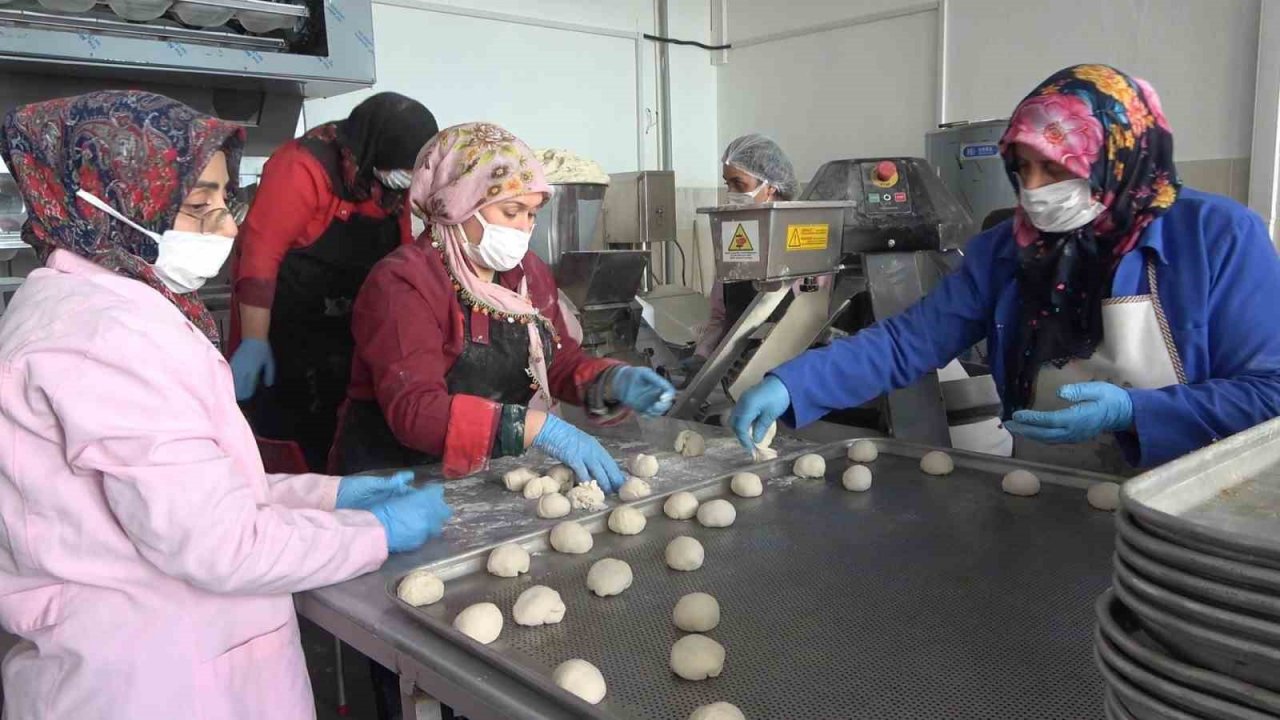 Deprem nedeniyle eğitime ara verilen okullar depremzedeler için ekmek üretim merkezi oldu