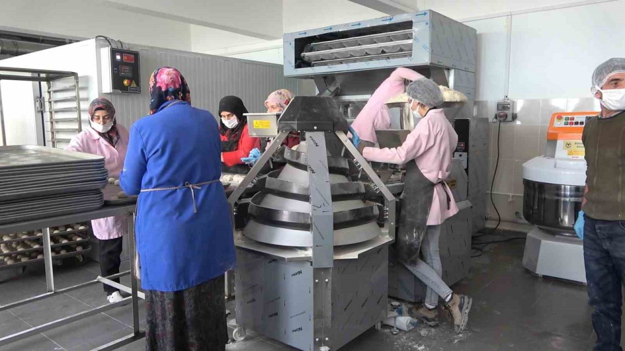 Deprem nedeniyle eğitime ara verilen okullar depremzedeler için ekmek üretim merkezi oldu