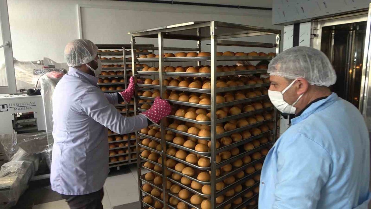 Deprem nedeniyle eğitime ara verilen okullar depremzedeler için ekmek üretim merkezi oldu