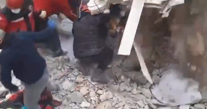 Kurtarma ekibinin enkaz altında kaldığı anlar kameraya yansıdı