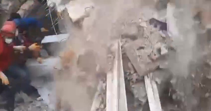 Kurtarma ekibinin enkaz altında kaldığı anlar kameraya yansıdı