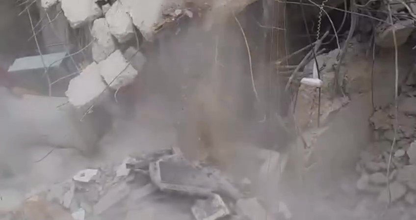 Kurtarma ekibinin enkaz altında kaldığı anlar kameraya yansıdı