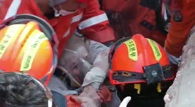 Ümit Teyze umudunu kaybetmedi, 130 saat sonra sağ olarak kurtarıldı