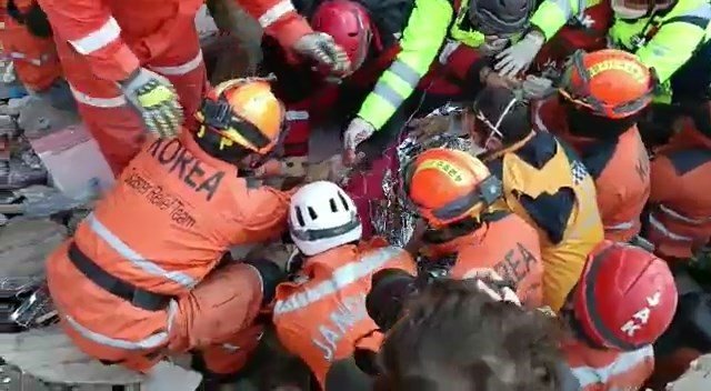 Ümit Teyze umudunu kaybetmedi, 130 saat sonra sağ olarak kurtarıldı