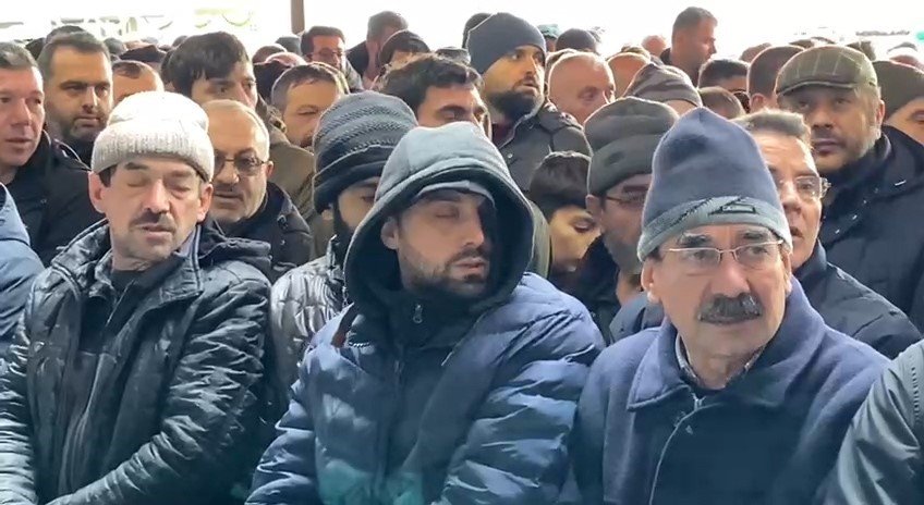 Depremde göçük altında kalan kadın son yolculuğuna uğurlandı